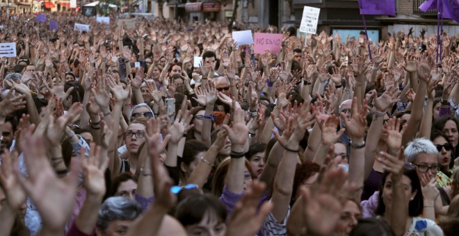 Protesta junto a la sede del Ministerio de Justicia en Madrid contra la sentencia de 'La Manada'. - REUTERS