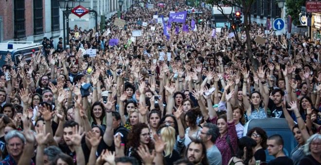 Miles de personas se manifiesta frente al Ministerio de Justicia, en Madrid, en protesta por la sentencia a 'la manada', los cinco jóvenes condenados por abusos sexuales a una chica, pero no por agresión.-JAIRO VARGAS