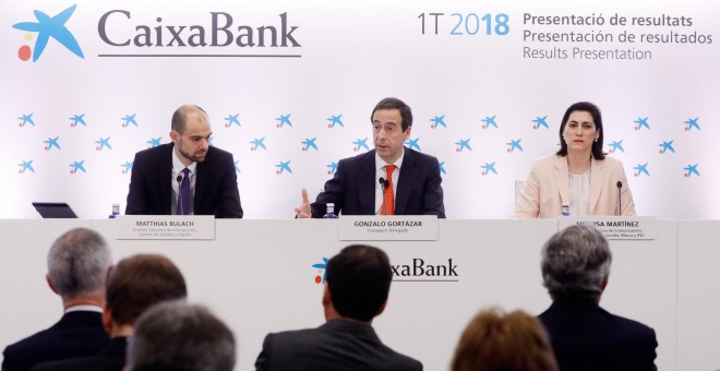 El consejero delegado de CaixaBank, Gonzalo Gortázar (c), el director ejecutivo de Intervención, Matthias Bulach, y la directora de Comunicación, María Luisa Martínez, durante la presentación de los resultados del primer trimestre realizada esta mañana en