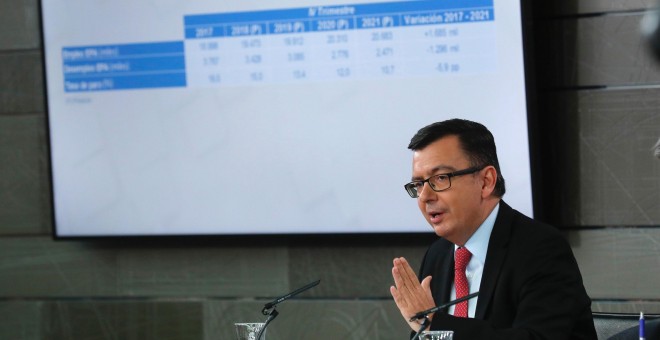 El ministro de Economía Román Escolano durante la rueda prensa tras la reunión del Consejo de Ministros, en el Palacio de la Moncloa.-EFE/Ángel DÍaz