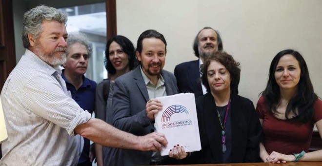 El líder de Podemos, Pablo Iglesias, junto a Ione Belarra, Marcelo Expósito, Juan Antonio López, Eva García, Miguel Anxo Fernández y Gloria Elizo tras presentar las 21 proposiciones de ley vetadas por el Gobierno del PP esta legislatura./ EFE