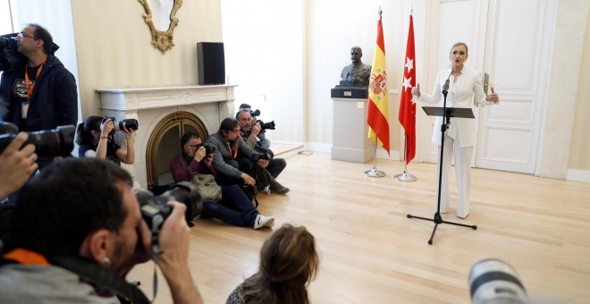 Cristina Cifuentes durante la rueda de prensa ofrecida hoy en la que ha anunciado su dimisión como presidenta de la Comunidad de Madrid. EFE