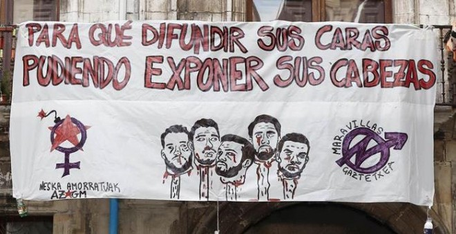 Pancarta colocada hoy en un edificio del Casco Viejo de Pamplona en protesta contra la sentencia de 'La Manada'. EFE/Jesús Diges