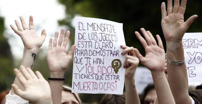Concentración de protesta frente al Palacio de Justicia de Navarra por la sentencia de 'La Manada'. EFE/Jesus Diges