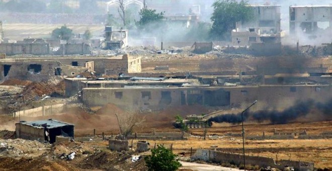 Tanque del ejército sirio durante la operación en las áreas controladas por el Estado Islámico. EFE