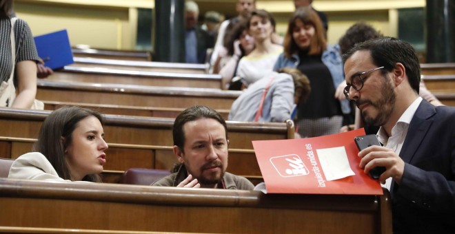 El secretario general de Podemos, Pablo Iglesias, conversa con la portavoz de su grupo, Irene Montero (i), y el líder de IU, Alberto Garzón. EFE/Javier Lizón