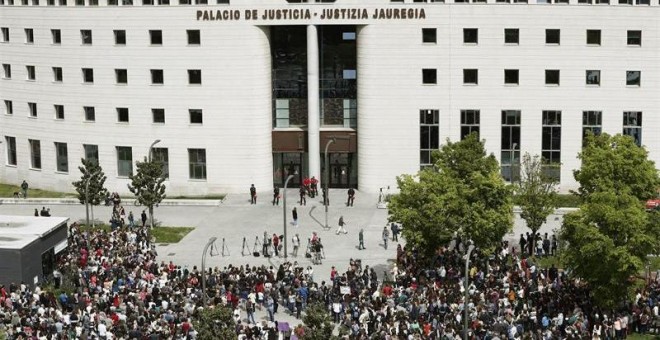 Cientos de personas frente al Palacio de Justicia de Navarra  EFE/ Jesus Diges