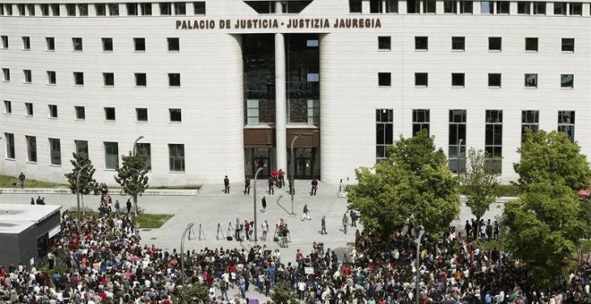 Cientos de personas frente al Palacio de Justicia de Navarra  EFE/ Jesus Diges