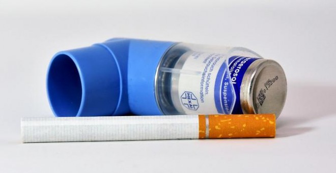 Los efectos del tabaco sobre el sistema respiratorio afectan también a personas con asma. / Pixabay