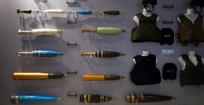 Obuses, proyectiles y chalecos expuestos en la Feria Internacional de Seguridad y Defensa, en Londres. REUTERS/Hannah McKay