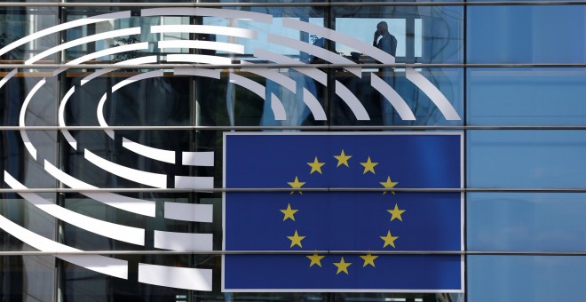 La bandera de la UE en la fachada del edificio del Parlamento Europeo en Bruselas. REUTERS/Francois Lenoir