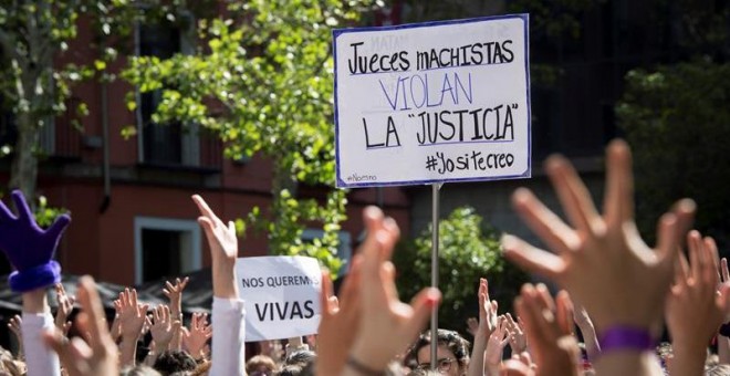 Concentración feminista contra el fallo judicial de La Manada en la Puerta del Sol, coincidiendo con el acto conmemorativo de la Fiesta del 2 de Mayo, celebrado en la Real Casa de Correos de Madrid. EFE/Luca Piergiovanni