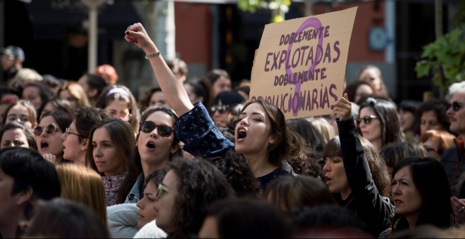 Concentración feminista contra el fallo judicial de La Manada en la Puerta del Sol. EFE/Luca Piergiovanni