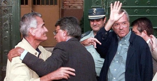 Felipe González acompaña al exministro de Interior Jose Barrionuevo y al ex secretario de Estado de Seguridad Rafael Vera, en su ingreso en la prisión de Guadalajara, tras ser condenado a diez años de cárcel en el juicio por los GAL, en junio de 1998. AFP