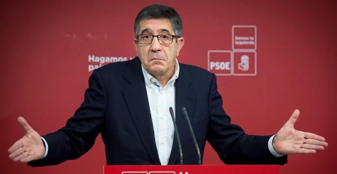 El secretario de Política Federal del PSOE y exlehendakari, Patxi López, durante la rueda de prensa ofrecida hoy en Ferraz en la que ha pedido que no se mezcle la política penitenciaria con el anuncio de disolución de ETA y ha defendido el acercamiento de