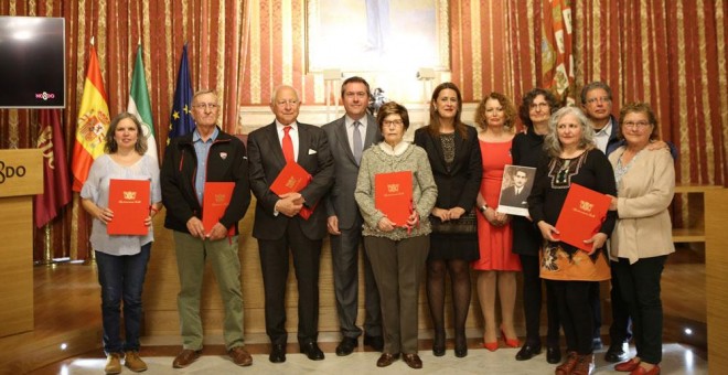 Homenaje a las víctimas de la represión franquista, con el alcalde de Sevilla, Juan Espadas, y los familiares de los represaliados.