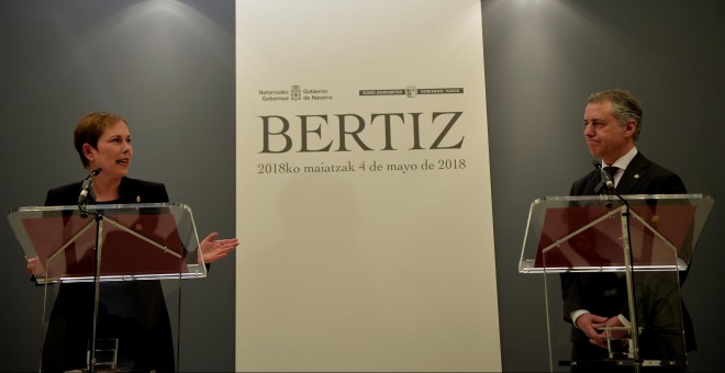 La presidenta de Navarra, Uxue Barkos, y el lehendakari, Iñigo Urkullu, durante la declaración institucional que han realizado en el Señorio de Bertiz ante los medios de comunicación tras haberse producido el anuncio de disolución de ETA. REUTERS/Vincent