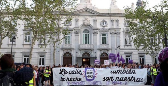 Cientos de personas, en su mayoría mujeres, han protestado esta tarde frente al Tribunal Supremo de Madrid contra la sentencia de La Manada, tras la manifestación iniciada en el Ministerio de Sanidad. EFE