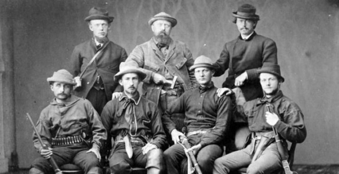 El paleontólogo Othniel Charles Marsh (en medio en la fila superior) posando junto a los hombres que excavaban los fósiles. / John Ostrom/Peabody Museum