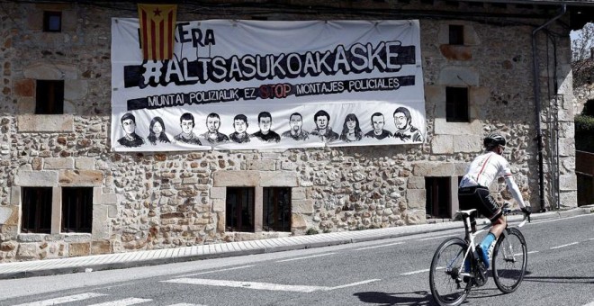 Pancarta en la localidad de Iturmendi en apoyo a los ocho jóvenes que han sido juzgados en la Audiencia Nacional acusados de agredir a dos guardias civiles en Alsasua (Navarra).EFE/Jesus Diges