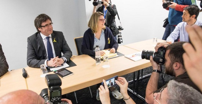 El expresidente de la Generalitat de Cataluña Carles Puigdemont, junto a la portavoz de JxCat, Elsa Altadi, durante la reunión en Berlín con la práctica totalidad de los diputados de JxCat. EFE/Omer Messinger
