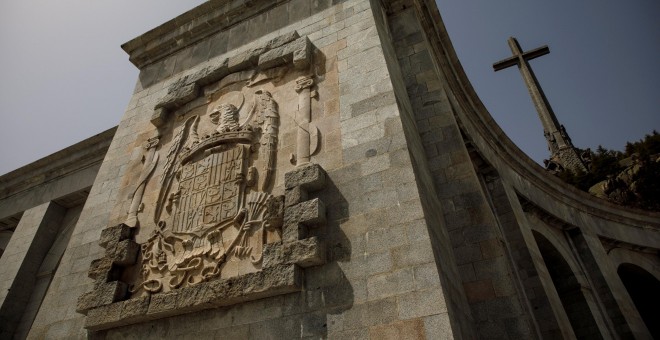 Un gran escudo de armas franquista en el Valle de los Caídos. REUTERS / Juan Medina