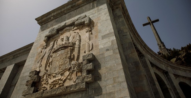 Un gran escudo de armas franquista en el Valle de los Caídos. REUTERS / Juan Medina