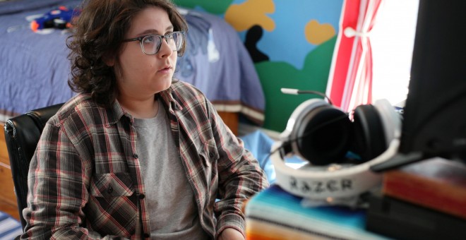 Un joven juega en su habitación a  al videojuego 'Fortnite Battle Royale'. REUTERS/Jillian Kitchener