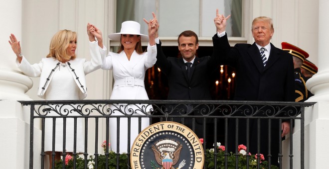 Los presidentes de Francia y de EEUU, Emanuel Macron y Donald Trump, con sus respectivas esposas Brigitte Macron y Melania Trump, en un balcón de la Casa Blanca, en su vivita oficial a EEUU. REUTERS/Kevin Lamarque