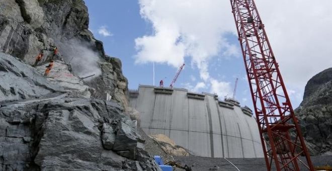Trabajos de construcción en la presa Vieux Emosson durante una visita a la planta hidráulica de Nant de Drance cerca de la frontera de Suiza y Francia. REUTERS/Pierre Albouy