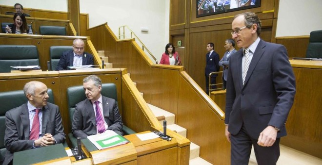 El presidente del PP vasco, Alfonso Alonso, pasa ante el lehendakari Iñigo Urkullu a su llegada al salón de plenos del Parlamento Vasco. EFE/David Aguilar