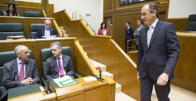 El presidente del PP vasco, Alfonso Alonso, pasa ante el lehendakari Iñigo Urkullu a su llegada al salón de plenos del Parlamento Vasco. EFE/David Aguilar