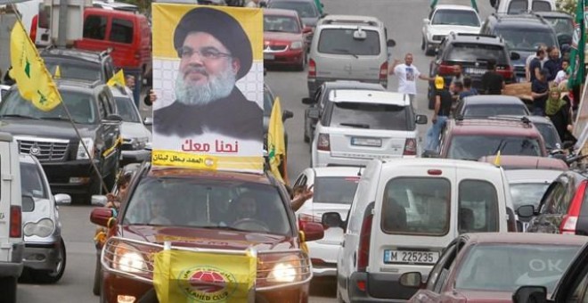 Un automóvil con la foto del líder de Hezbolá en el sur de Líbano - Reuters