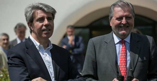 El presidente de la Comunidad de Madrid en funciones, Ángel Garrido, junto al portavoz del Gobierno y ministro de Educación, este domingo, en el hipódromo de la Zarzuela. EFE/ Santi Donaire