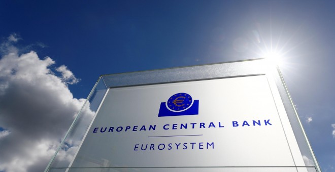 El logo del Banco Central Europeo (BCE) delante de su sede en Fráncfort. REUTERS/Kai Pfaffenbach