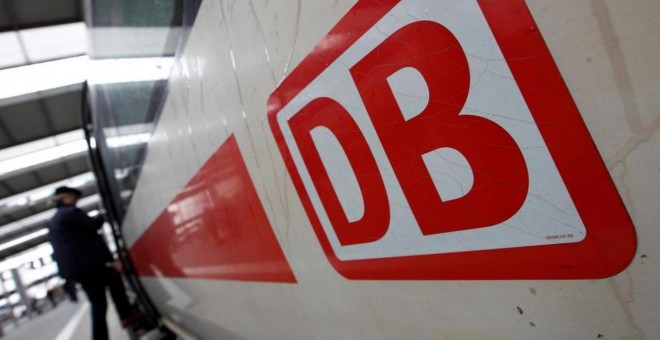 Un pasajero entra en un tren de Deutsche Bahn en la estación de Munich. REUTERS/Michaela Rehle
