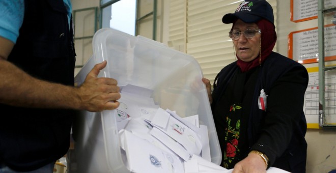 Un funcionario electoral libanés vacía una urna después de que la mesa electoral cerró durante las elecciones parlamentarias del Líbano/Reuters