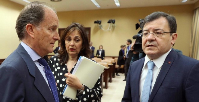 Jesús Sepúlveda, exalcalde de Pozuelo de Alarcón y exmarido de Ana Mato, junto a los diputados del PP Francisco Molinero y Beatriz Escudero antes de su comparencia ante la Comisión de investigación de la financiación del PP. EFE/ J.J.Guillen