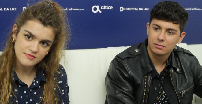 Amaia y Alfred en un momento de la entrevista mentenido con Público. /JAVIER ESQUINAS