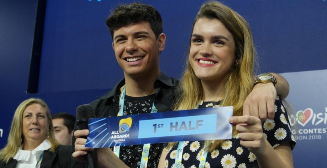 Amaia junto a Alfred muestra el cartel que indica que actuarán en la primera mitad de la final de Eurovisión en Lisboa. /JAVIER ESQUINAS