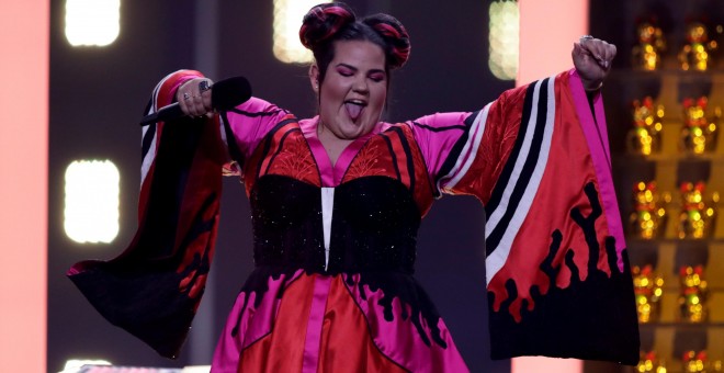 Netta de Israel interpreta a 'Toy' durante el ensayo general de la Semi-Final 1 para el Eurovision Song Contest 2018 en la sala Altice Arena en Lisboa, Portugal, el 7 de mayo de 2018. REUTERS / Rafael Marchante