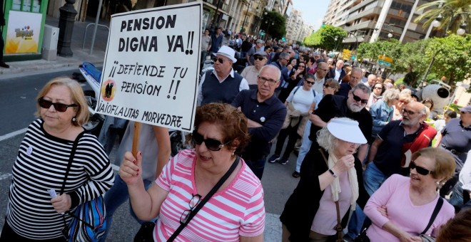 Varias mujeres en una manifestación de pensionistas, en Valencia. REUTERS/Heino Kalis