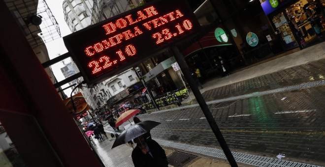 Vista de un cartel de una casa de cambio en el centro de Buenos Aires (Argentina). EFE/David Fernández