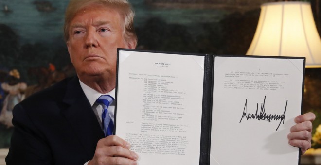 Trump muestra su firma en el documento por el que EEUU abandona el acuerdo nuclear con Irán. /REUTERS