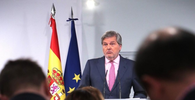 El portavoz del Gobierno, Íñigo Méndez de Vigo, en la rueda de prensa tras la reunión extraordinaria del Consejo de Ministros. EFE/Zipi