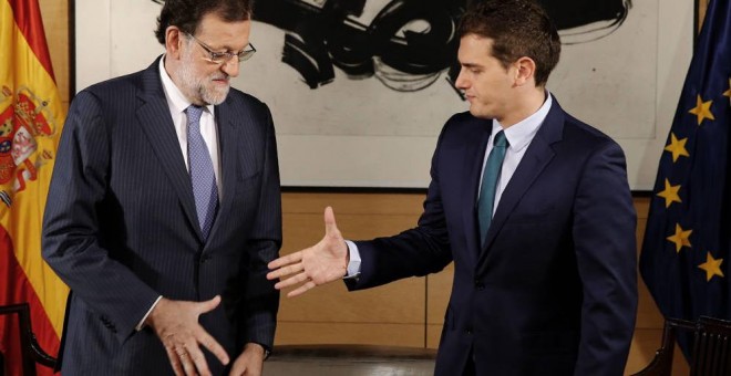 El presidente del Gobierno en funciones, Mariano Rajoy, y el líder de Ciudadanos, Albert Rivera, en su reunión de este miércoles en el Congreso / EFE