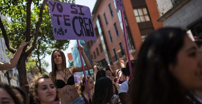 Miles de estudiantes se manifiestan frente al Ministerio de Justicia, en Madrid, contra la sentencia a 'La Manada'.-JAIRO VARGAS