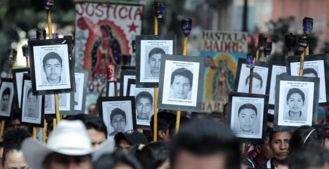 Imagen de archivo de una manifestación por los 43 estudiantes desaparecidos en Ayotzinapa. EFE/Alex Cruz