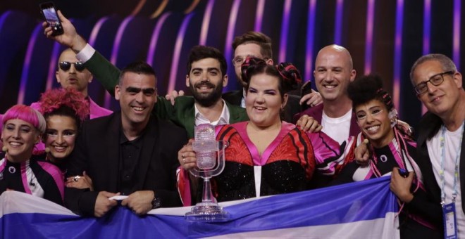 La extravagante Netta celebra ser la ganadora de Eurovisión 2018.