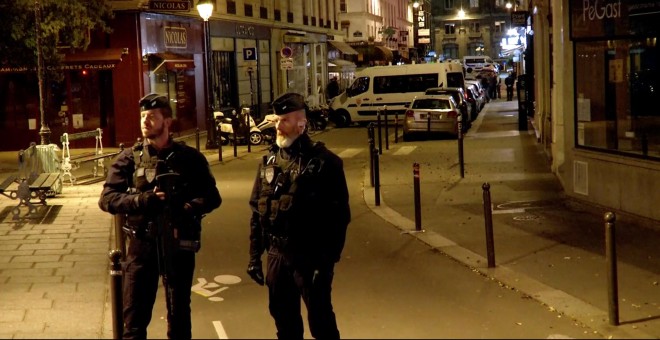 Policías en la zona donde tuvo lugar el ataque en París. / REUTERS